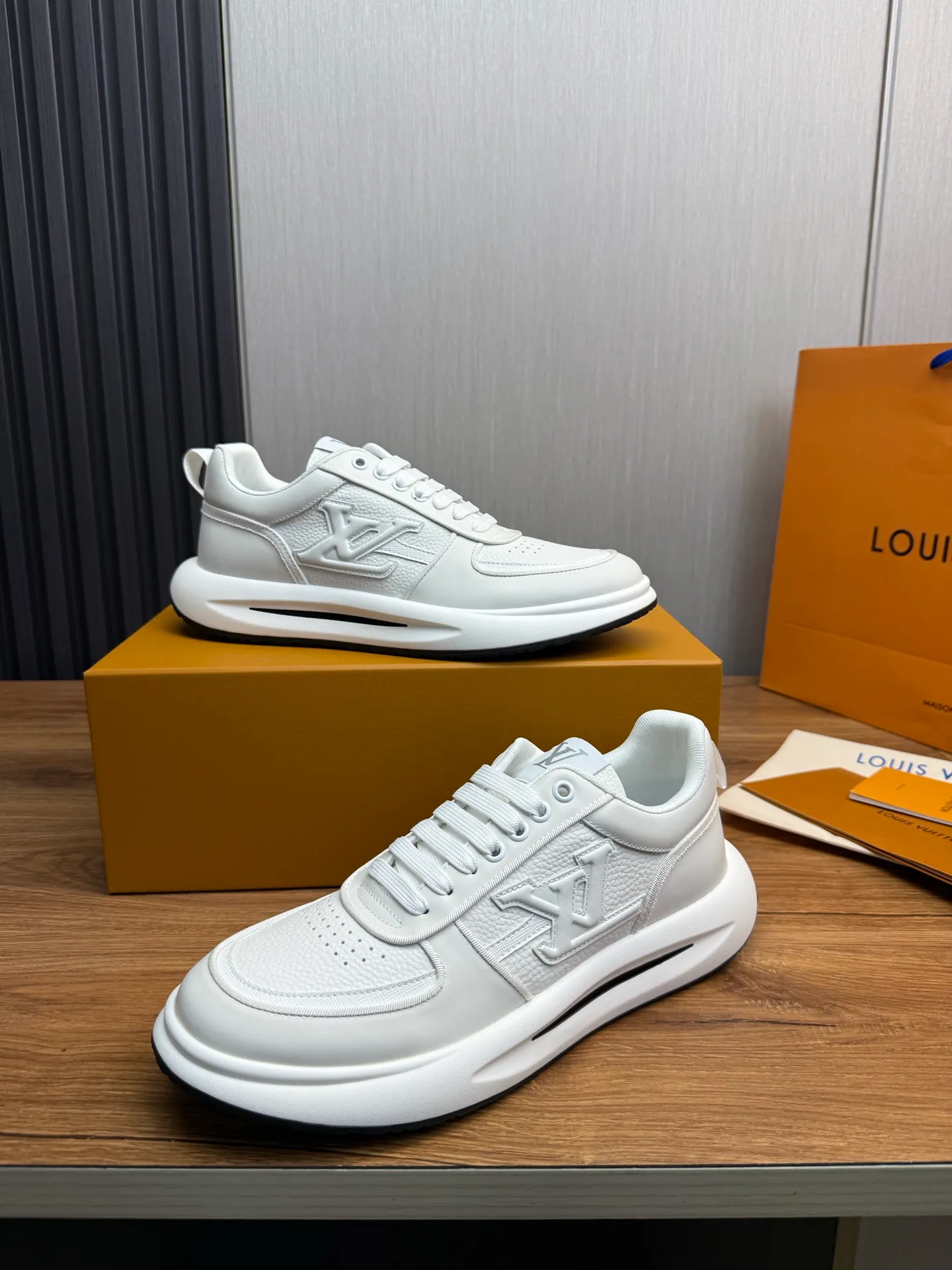 Men's shoes 💰820💰 Lv. Top purchasing agent 🇮🇹 Louis Vuitton, sports shoes counter synchronization, uppers imported from Italy, high-quality splicing and complex handicrafts, imported mesh pads are soft and comfortable, soles: original factory special soles, TPU exclusive movable molded soles super comfortable, original factory single goods, 🔍🔍high quality, you can enter and exit the counter at will, welcome to compare, code number 38-44 (Customized 38.45)